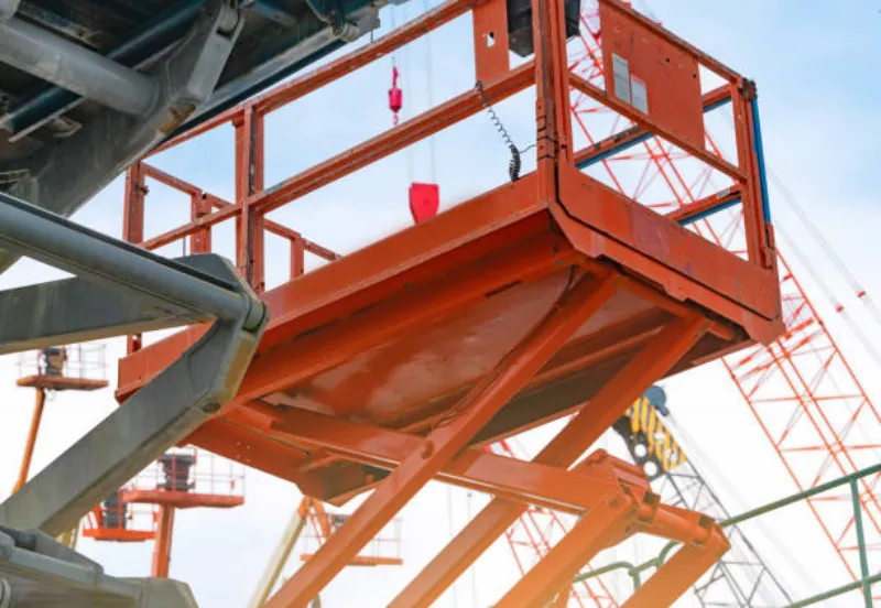 Locação de plataforma elevatória tipo tesoura